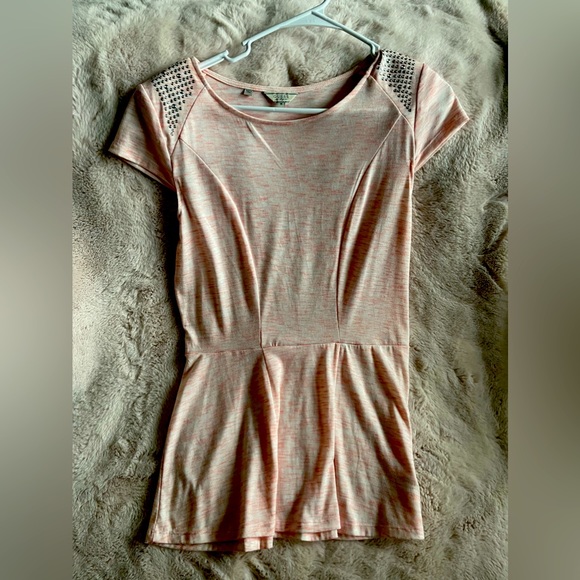 Guess Peplum Top Size M Pink Padded Shoulders Cap Sleeve Studded Shirt Womens - Picture 5 of 8